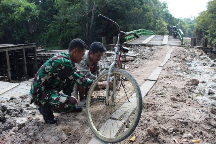 Ringan Tangan, Satgas TMMD Reguler Ke-116 Bantu Warga Perbaiki Sepeda Onthel