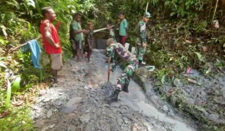 Karya Bakti TNI Wujud Nyata Pengabdian Prajurit Satgas Pamtas Yonif 725/Woroagi Untuk Rakyat di Perbatasan
