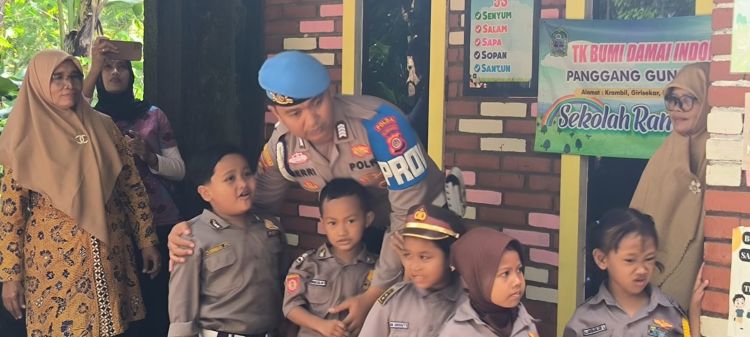 Ikhtiar Bripka Heri Prasetyo, Ikhlaskan Tukin Demi Bangun TK Gratis di Pelosok