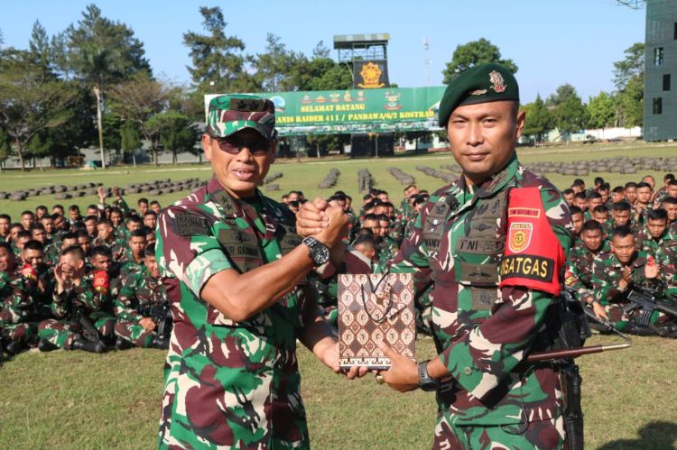 Kasdivif 2 Kostrad Dampingi Asops Panglima TNI Dalam Rangka Riksiapops Satgas Pamtas Mobile Yonif MR 411 Kostrad
