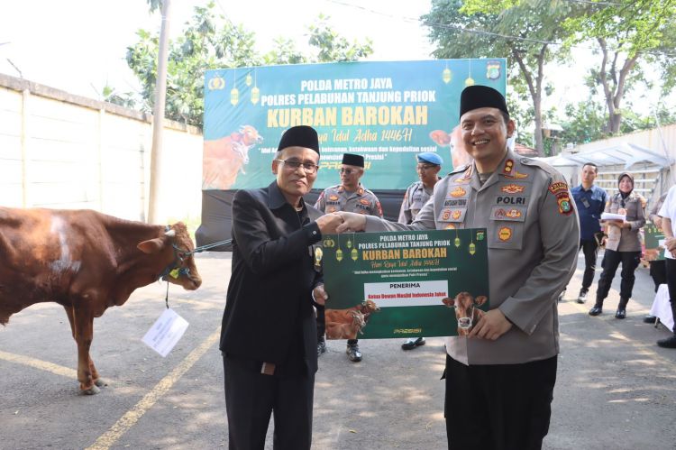 Serahkan Puluhan Hewan Kurban, Kapolres Tanjung Priok Sebut Bukti Kehadiran Polri Untuk Masyarakat