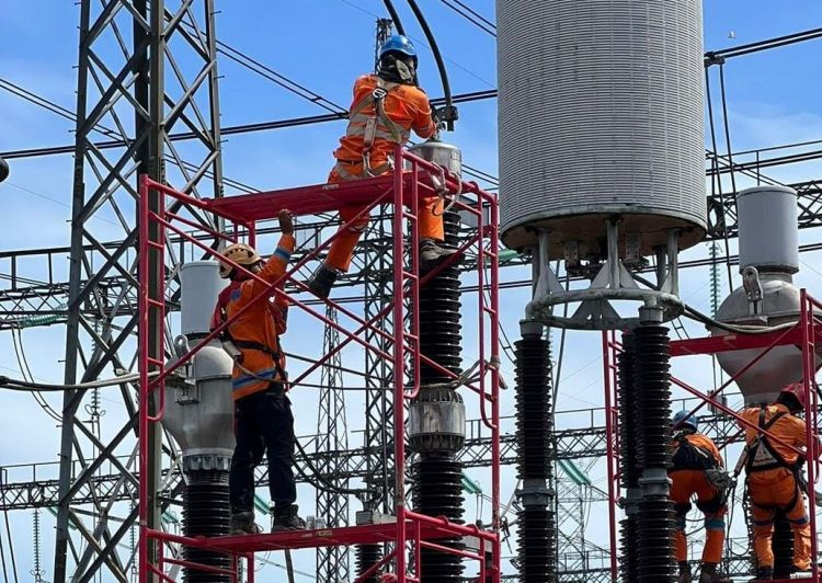 Aksi Heroik Tim PLN di GITET Binjai, Tanpa Henti Menjaga Terang