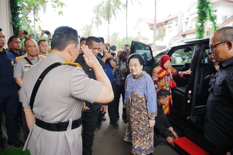 Kapolri Hormat dan Cium Tangan Megawati Soekarnoputri di Ultah ke-100 Istri Hoegeng