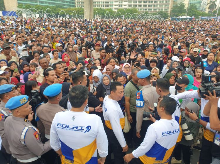 Momen Kapolri Berbaur dengan Warga di CFD Jakarta, Sarapan Bareng dan Berswafoto