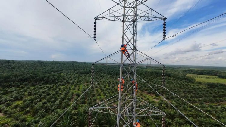 PLN Jaga Keandalan Pasokan Listrik, Ganti Isolator SUTT Tanpa Pemadaman di Medan