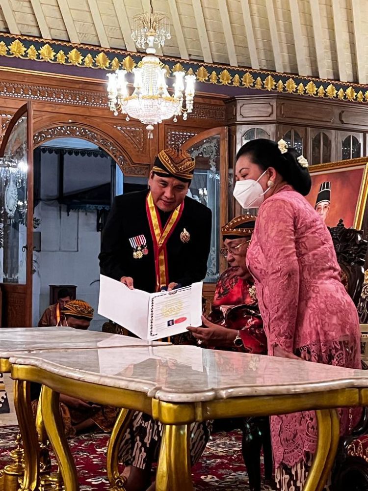 Ketua Komisi Kejaksaan Barita Simanjuntak Peroleh Gelar Kehormatan dari Keraton Surakarta