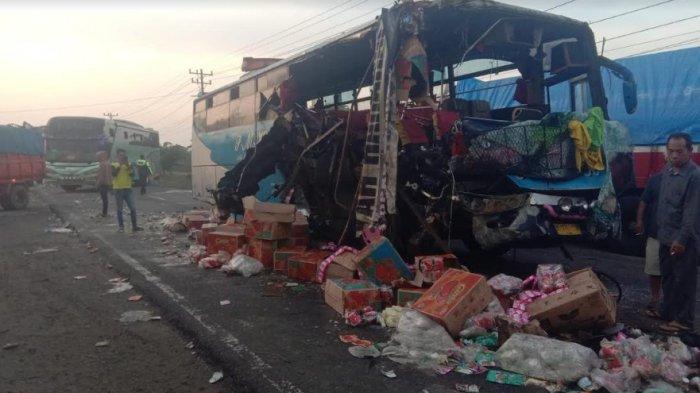 Bus PMH Ringsek Laga Truk Tronton di Asahan, Sopir Tewas 10 Orang Dirawat