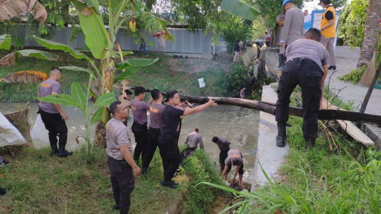 Polresta Deli Serdang Bersihkan Sampah di Sekitaran Sungai Malinda