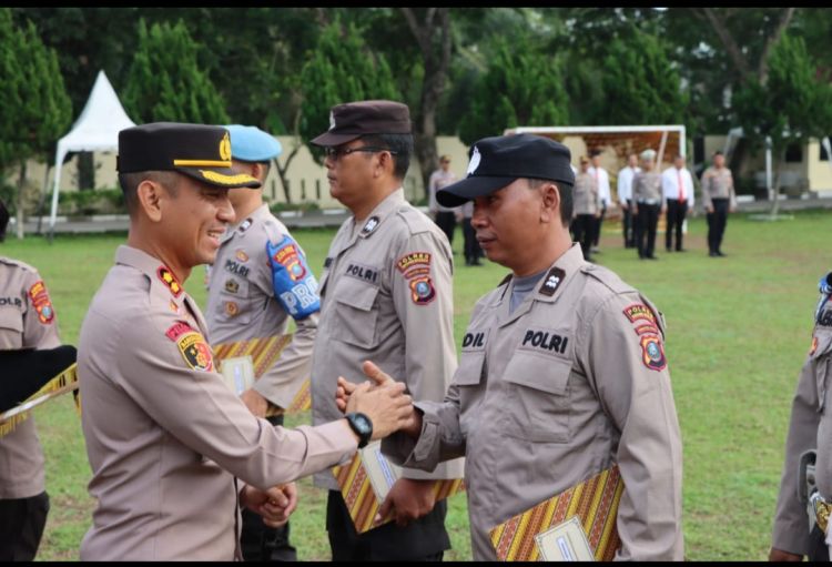 Kapolres Sergai Berikan Penghargaan Anggota Berprestasi