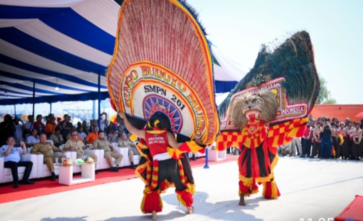 Reog Ponorogo Singo Budoyo Mudho Binaan Polres Priok Meriahkan Pesta Laut Nadran Muara Angke 2025"