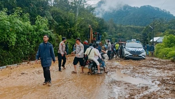 Longsor di Lumban Julu Toba, Jalur Lintas Medan-Tarutung Sempat Tertimbun