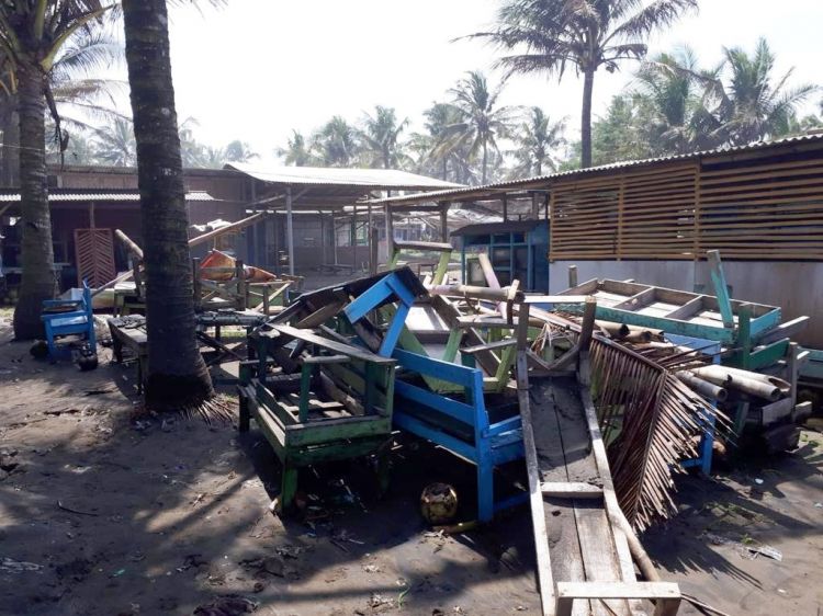 Kawasan Wisata Pantai di Cilacap Porak-Poranda Diterjang Gelombang Pasang