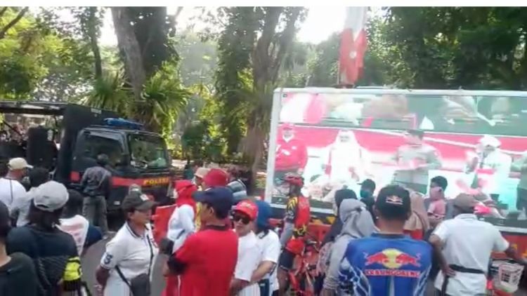 Siarkan Kirab Merah Putih, Polda Jatim Hibur Masyarakat di CFD Taman Bungkul Surabaya