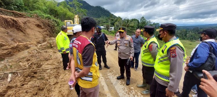 Tinjau Longsor di Lumban Julu Toba, Ini Kata Kapolda Sumut