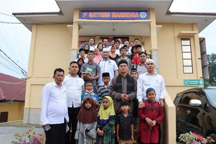 Sat Narkoba Polres Labuhnabatu Gelar Binrohtal dan Berikan Tali Asih Kepada Yatim Piatu