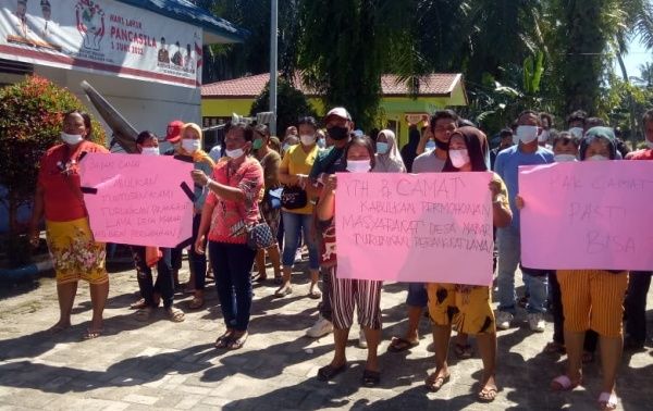 Puluhan Warga Desa Mabar Demo Kantor Camat Minta Pergantian Perangkat Desa