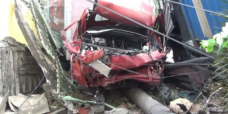 Tak Kuat Nanjak, Truk Tabrak Mobil Box dan 8 Sepeda Motor