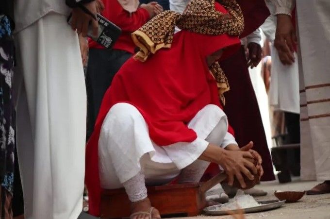 Ibu Ibu Mengadu Kecepatan Dalam Kemerdekaan RI, Mengukur Kelapa