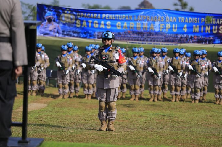 Satgas Garuda Bhayangkara FPU 4 Minusca Laksanakan Upacara Pembaretan di Camp Puncak Halimun