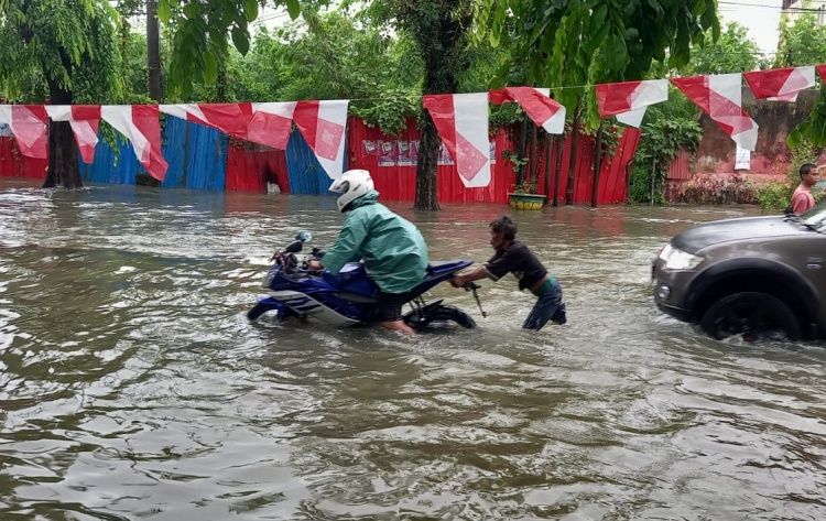Dua Motor Pelajar SMK di Medan Hanyut Terseret Air Sungai Saat Lintasi Banjir