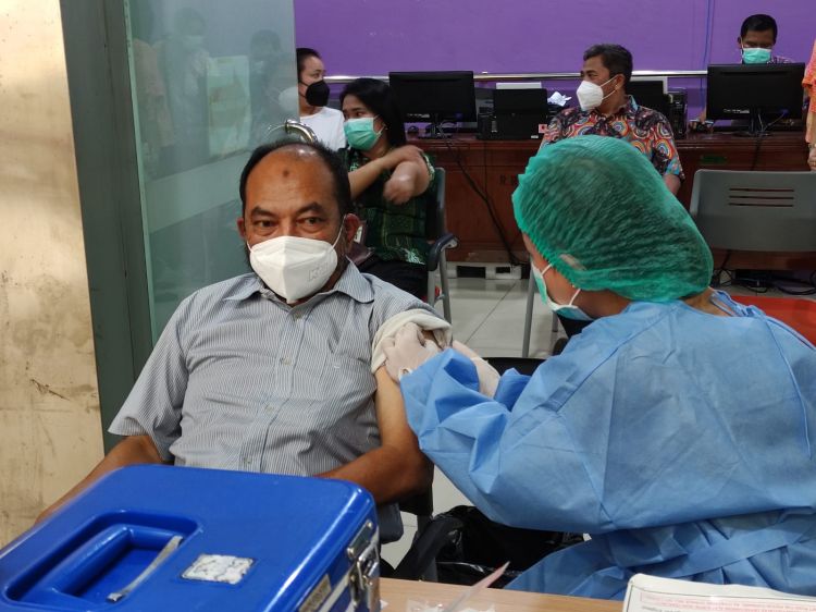 RS Adam Malik dan Dinkes Sumut Launching Vaksinasi Covid-19 Booster Kedua Bagi Nakes