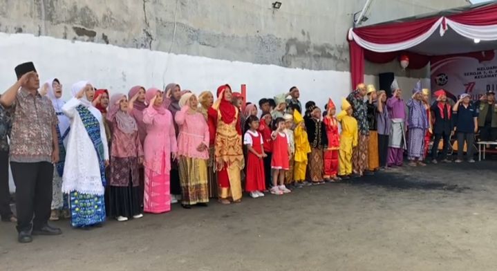 Sejumlah Lansia  di Sunggal Ikuti Upacara Bendera dengan Pakaian Adat