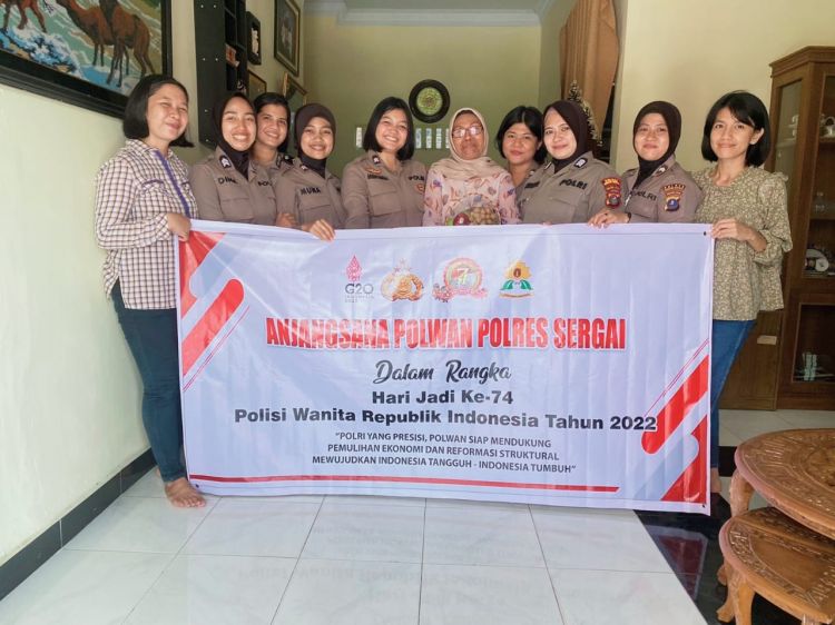 Jelang HUT Polwan Ke - 74, Polwan Polres Sergai Anjangsana Ke Purnawirawan
