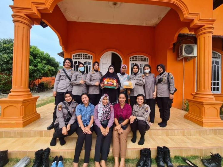Polwan Polres Labuhanbatu Anjangsana ke Rumah Kompol (Purn) Murniati Rambe