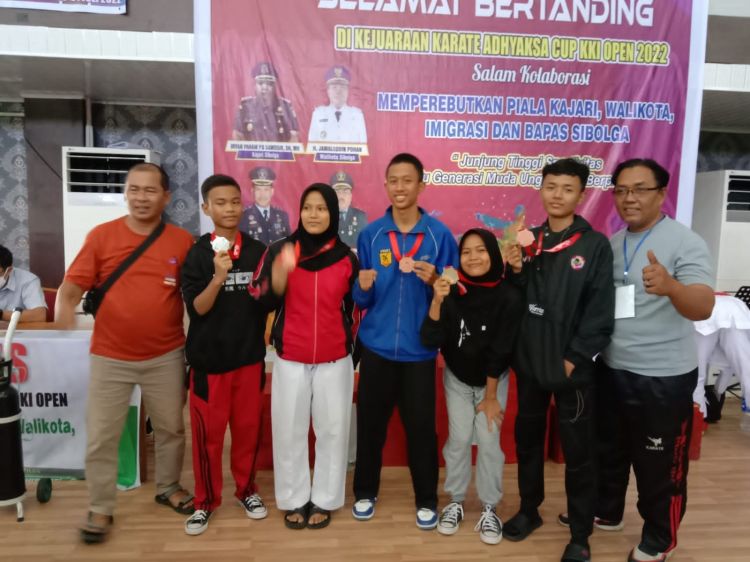Dojo Platinum Raih 3 Perunggu dan 1 Perak Kejuaraan Karate Adiyaksa Cup