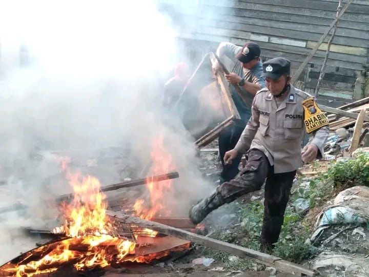 Kerap Digunakan Sebagai Lokasi Judi dan Narkoba, Sejumlah Pondok di Bantaran Sei Deli Dibakar