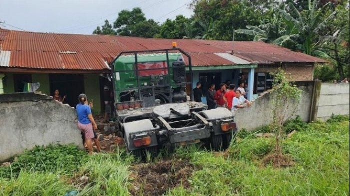 Tabrakan Beruntun di Tanjung Morawa, Truk Hino Seruduk Dua Mobil lalu Hantam Rumah Warga