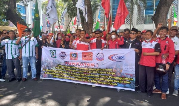 Ratusan Buruh Demo DPRD Sumut Desak Pencabutan Undang-undang Cipta Kerja