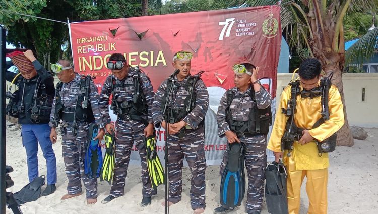 Peringati HUT ke 77 Kemerdekaan RI, Lantamal I Kibarkan Bendera Merah Putih di Bawah Laut