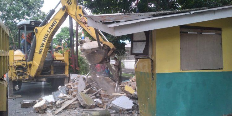 Satpol PP Bongkar Bangunan Diatas Drainase di Medan