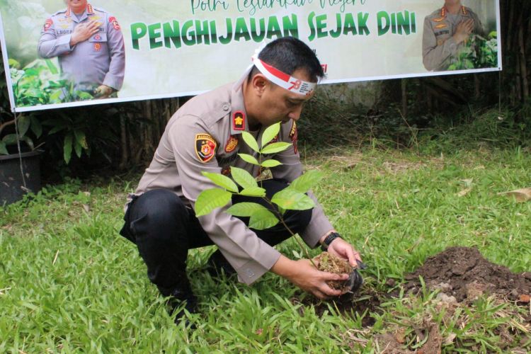 Polsek Medan Baru Tanam Ratusan Pohon di SMA Negeri 2