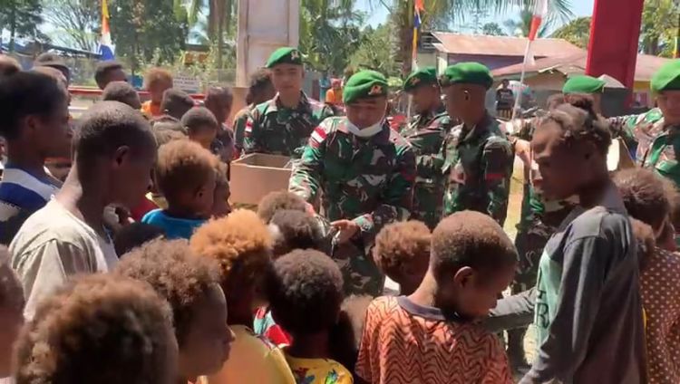Berbagi Kasih, Menyambung Hati Personel Satgas Yonif 125/SMB Dengan Masyarakat Papua