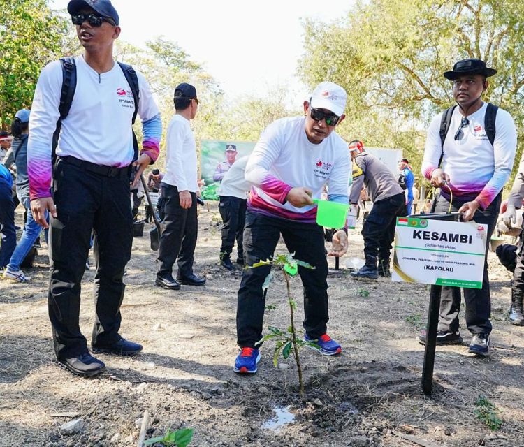 Cetak Rekor Tanam 21 Juta Pohon, Polri Raih Dua Penghargaan dari MURI