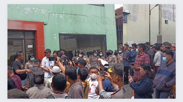 Eksekusi SPBU Simpang Limun Ricuh, Juru Sita PN Medan Terkena Lemparan Kotoran Manusia