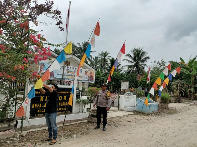 Bhabinkamtibmas Polres Labuhanbatu Ajak Warga  Semarakkan HUT RI Ke-80 dengan Pemasangan Bendera dan Umbul-Umbul  tribratanewspolreslabuhanbatu