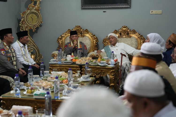 Silaturahmi ke Ponpes Al-Hamidy, Kapolri: Tanpa Dukungan Ulama Pekerjaan Kami Sangat Berat