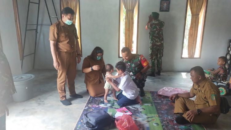 Danramil 11/Tanjung Pura Jenguk Anak Stunting di Wilayah Binaan