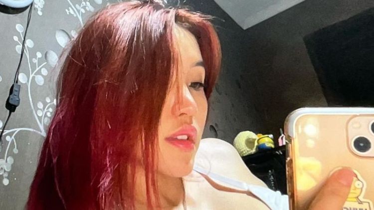 Pose di Ranjang, Selfie Pakai Kaus Kutang Putih