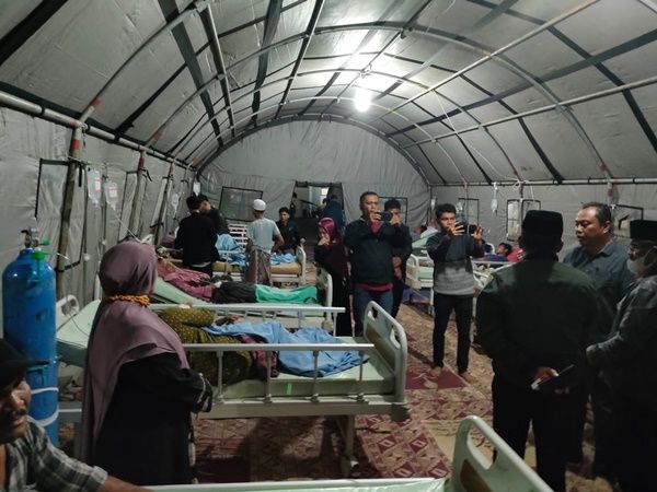 Puluhan Warga Desa Sibanggor Julu Diduga Kembali Keracunan Gas, Polisi Sampai Dirikan Tenda