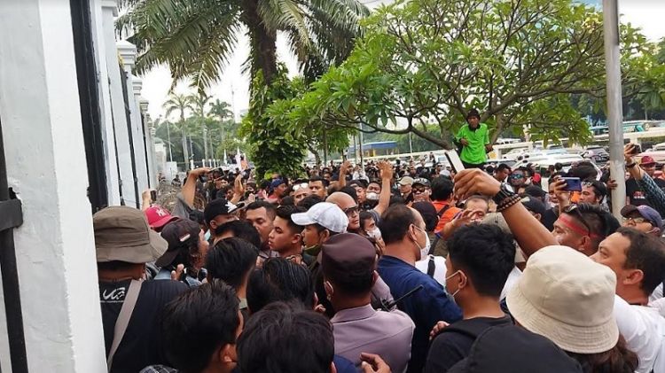 Oknum Poto Plat Kendaraan Ditengah Demo, Massa Driver Online Mengamuk