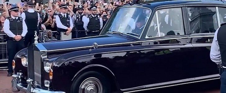 Rolls-Royce Phantom Jadi Kendaraan Resmi Raja Charles III, Ini Keistimewaannya