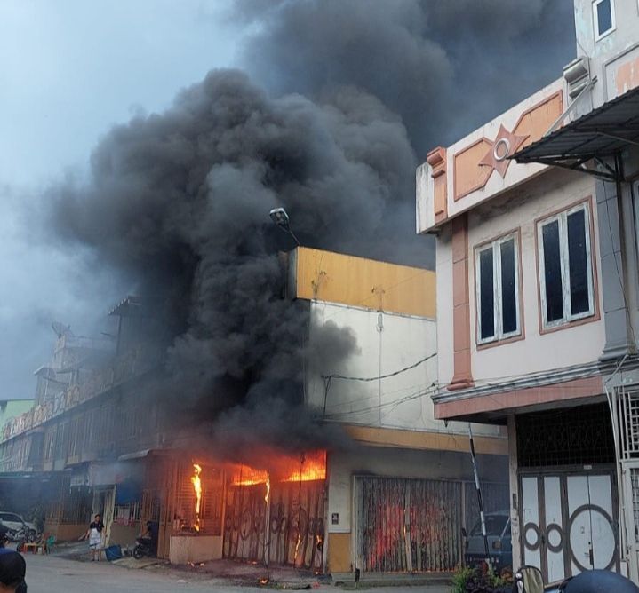 Gudang Sembako di Titi Papan Terbakar