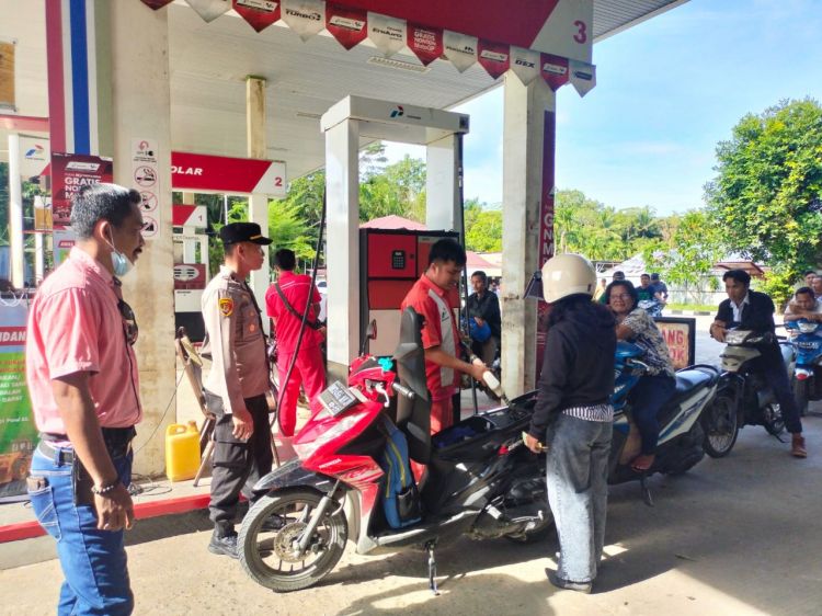 Personil Polsek Lahewa Rutin Sambangi SPBU untuk Monitoring Ketersediaan BBM
