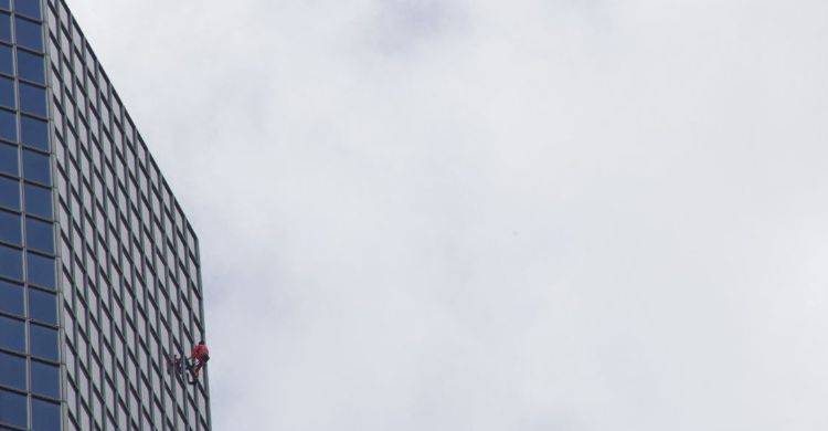 Tanpa Pengaman, Kakek  Panjat Gedung 48 Lantai