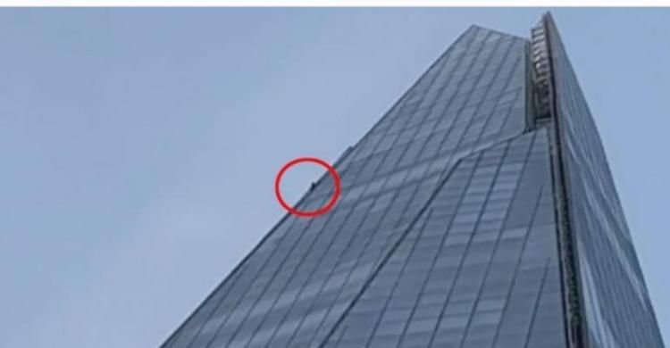 Panjat Gedung 304 Meter  Tanpa Alat Pengaman