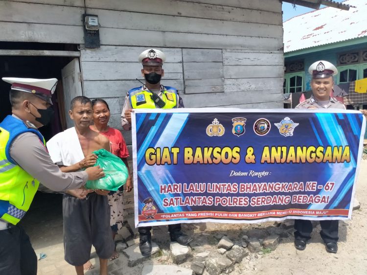 Sat Lantas Polres Sergai Bagi Sembako
